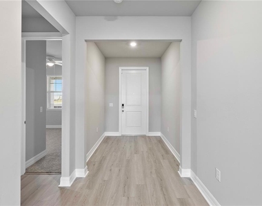16420 Seven Lakes Avenue - Photo Thumbnail 6