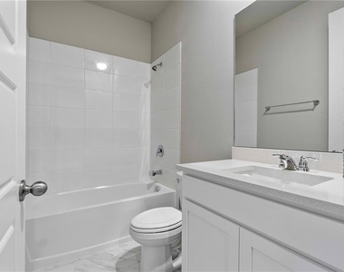 16420 Seven Lakes Avenue - Photo Thumbnail 4