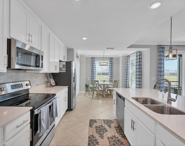 14184 Heritage Landing Boulevard - Photo Thumbnail 10
