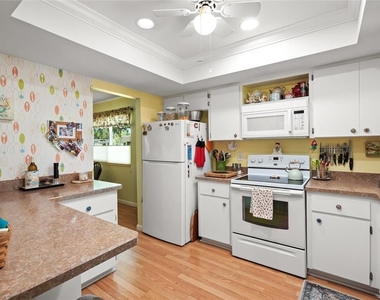 1325 Glen Oaks Drive E - Photo Thumbnail 8