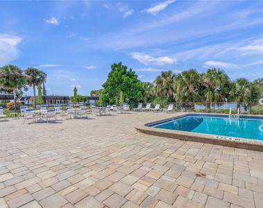 1325 Glen Oaks Drive E - Photo Thumbnail 36