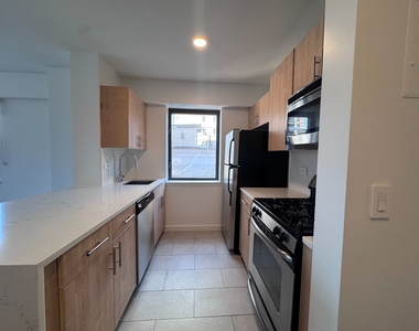 West 43rd Street - Photo Thumbnail 5