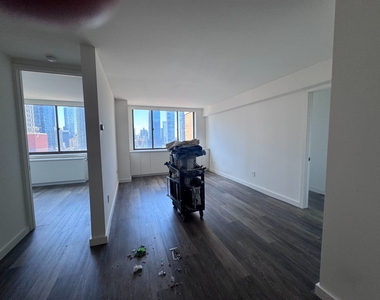 West 43rd Street - Photo Thumbnail 2