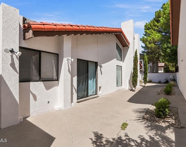 5205 Valley Spring Way - Photo Thumbnail 6