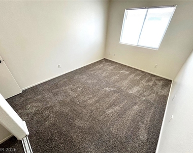 4916 River Splash Avenue - Photo Thumbnail 14
