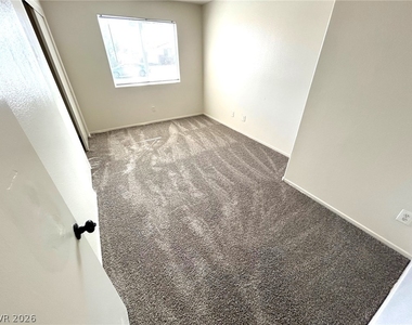 4916 River Splash Avenue - Photo Thumbnail 6