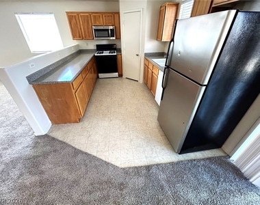 4916 River Splash Avenue - Photo Thumbnail 4