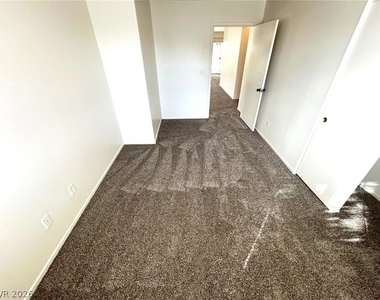 4916 River Splash Avenue - Photo Thumbnail 8
