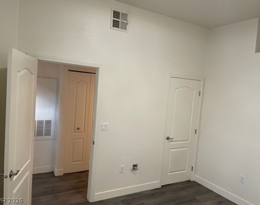 3511 Desert Cliff Street - Photo Thumbnail 17