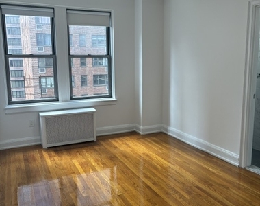 301 East 38th Street - Photo Thumbnail 4