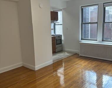 301 East 38th Street - Photo Thumbnail 3