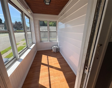 260 Ackley Ave - Photo Thumbnail 3