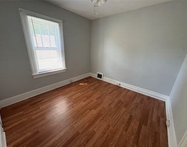 260 Ackley Ave - Photo Thumbnail 6