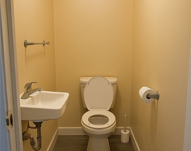 64 Montrose Avenue - Photo Thumbnail 12