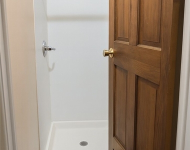 64 Montrose Avenue - Photo Thumbnail 13