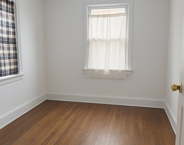 64 Montrose Avenue - Photo Thumbnail 7