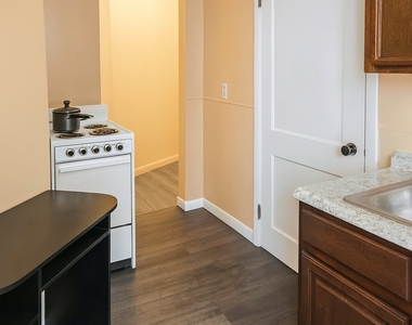 64 Montrose Avenue - Photo Thumbnail 4