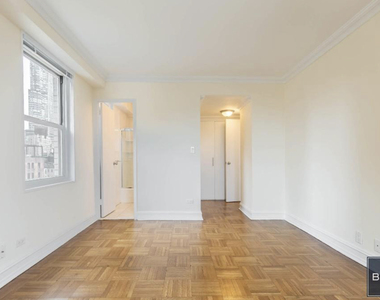 888 Eighth Avenue - Photo Thumbnail 6