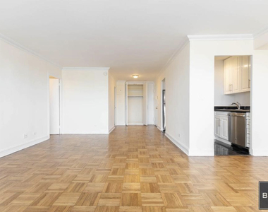 888 Eighth Avenue - Photo Thumbnail 3