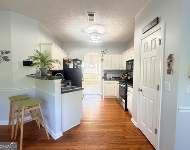 645 Highpoint Way - Photo Thumbnail 4