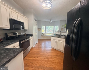 645 Highpoint Way - Photo Thumbnail 3