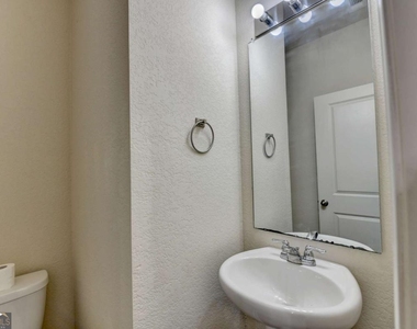 811 Independence Avenue - Photo Thumbnail 7