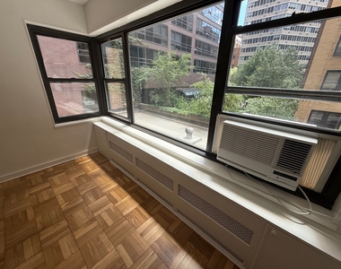 412 East 55th Street - Photo Thumbnail 2