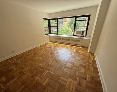 412 East 55th Street - Photo Thumbnail 1