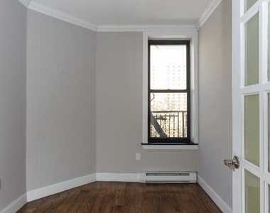 West 52nd Street - Photo Thumbnail 1