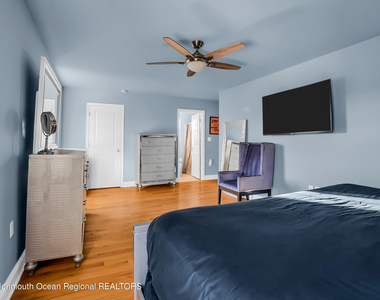 132 Chelton Avenue - Photo Thumbnail 17