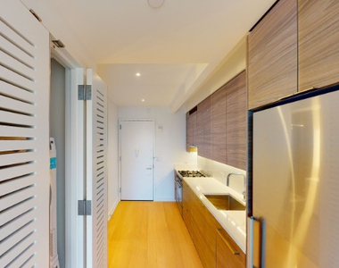 West 38th Street - Photo Thumbnail 4