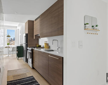 West 38th Street - Photo Thumbnail 2