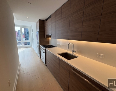 West 38th Street - Photo Thumbnail 1