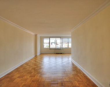 8th Avenue - Photo Thumbnail 1