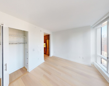 West 38th Street - Photo Thumbnail 3