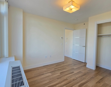 103-14 Northern Boulevard - Photo Thumbnail 4