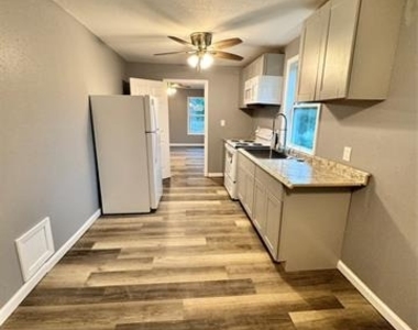 303 E 6th Street - Photo Thumbnail 3