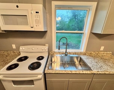 303 E 6th Street - Photo Thumbnail 6