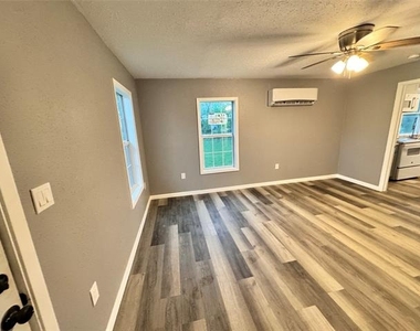 303 E 6th Street - Photo Thumbnail 2