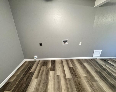 303 E 6th Street - Photo Thumbnail 4
