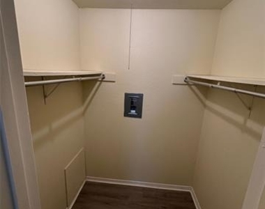 2211 S Vernon Avenue - Photo Thumbnail 16