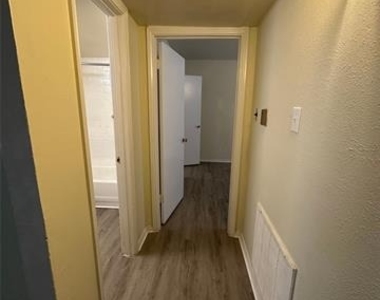 2211 S Vernon Avenue - Photo Thumbnail 12