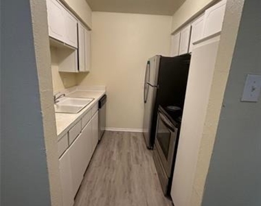 2211 S Vernon Avenue - Photo Thumbnail 6