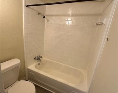 2211 S Vernon Avenue - Photo Thumbnail 11