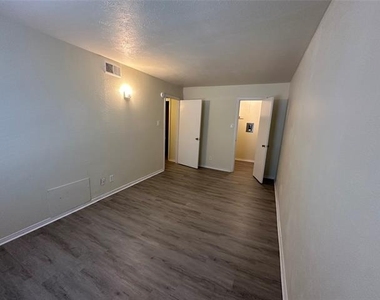 2211 S Vernon Avenue - Photo Thumbnail 15
