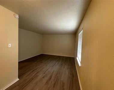 2211 S Vernon Avenue - Photo Thumbnail 5