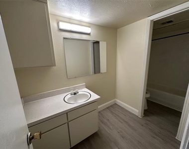 2211 S Vernon Avenue - Photo Thumbnail 10