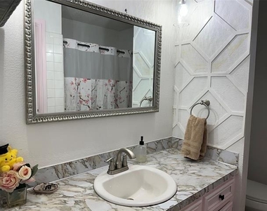 4642 Bruce Drive - Photo Thumbnail 13