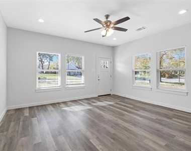 223 W Walker Street - Photo Thumbnail 4