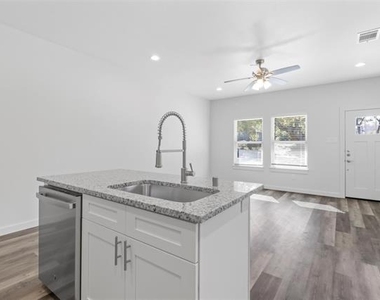 223 W Walker Street - Photo Thumbnail 3